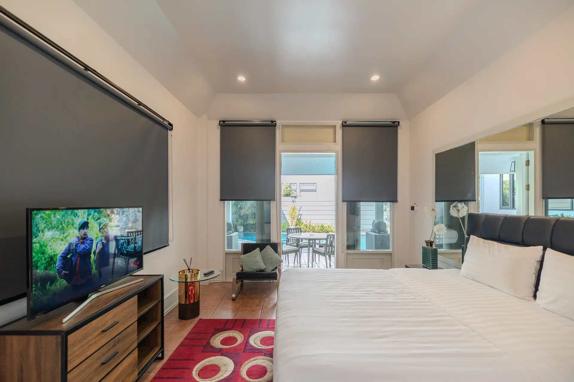 Bedroom with a bed and television at Villa Oasis