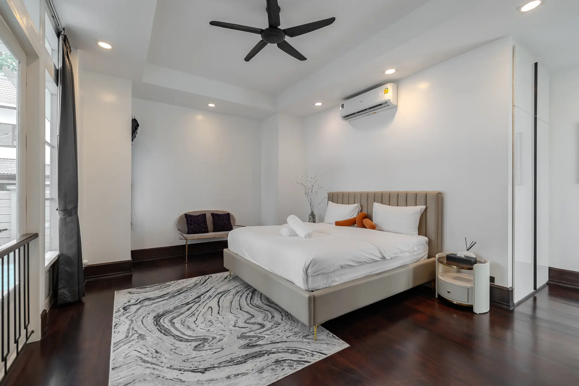 Bedroom with white linen and a patterned rug at Villa Sol