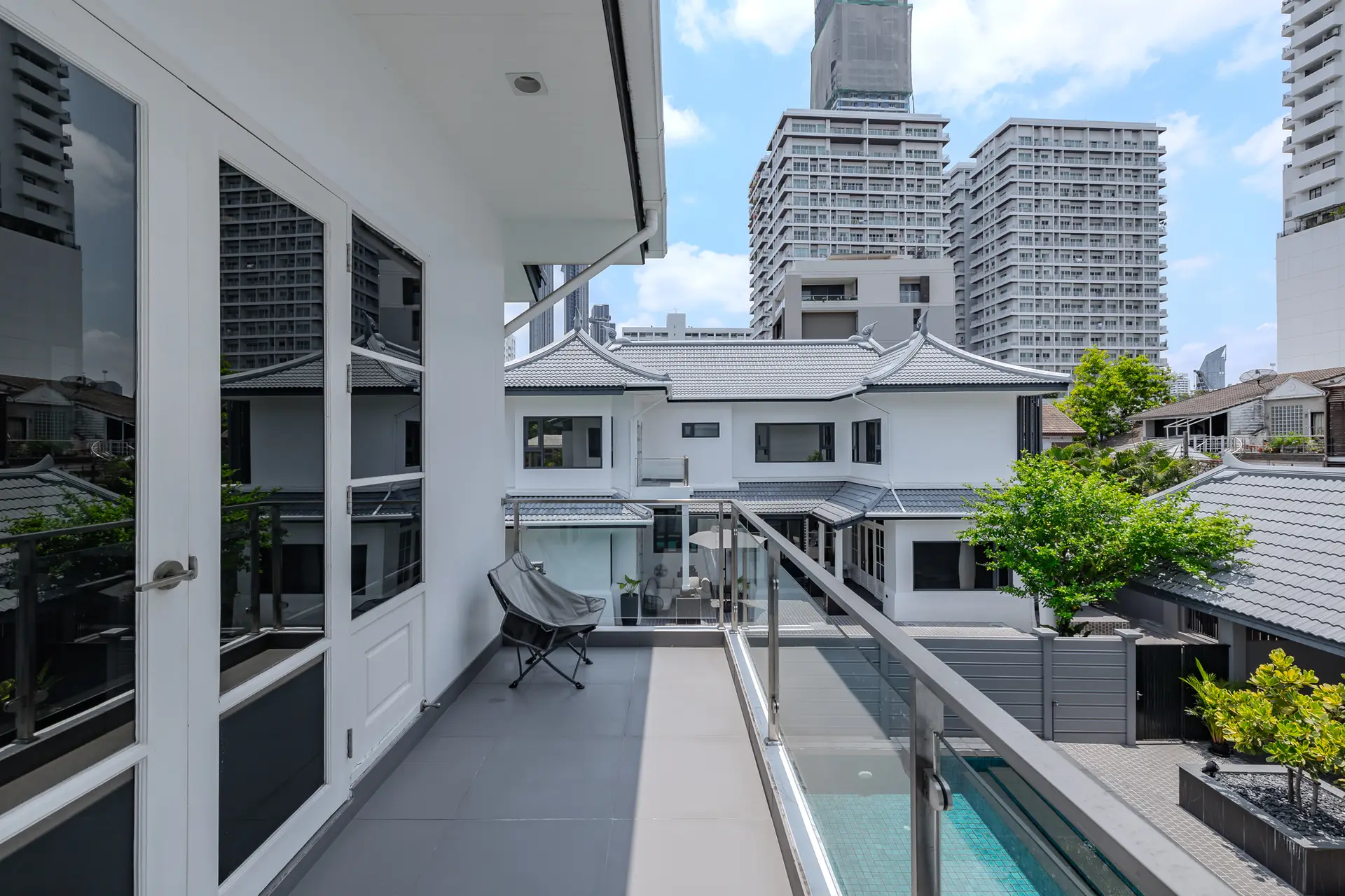 Upper balcony with a view over the pool at Villa Noir